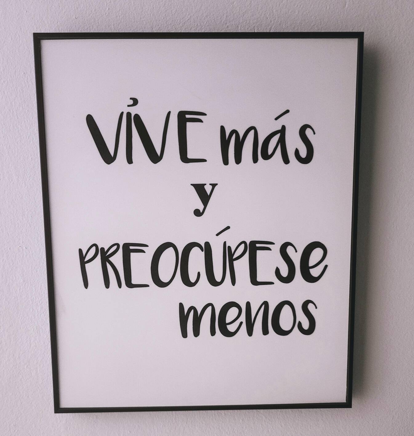 A veces , observar una simple frase positiva al depertar. Puede impulsarte a tener un buen dia ....... AR